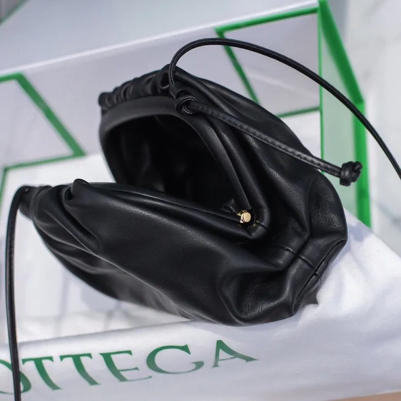 Batch 1120 Bottega Veneta cloud bag ☁️POUCH series Original plain calfskin, super low-key and durable, soft and casual. Major internet celebrity bloggers are crazy about calling it fashionable and classy, ​​lazy and intellectual. Small size: 23*13*8 (small cloud plain) black, model number; 6671